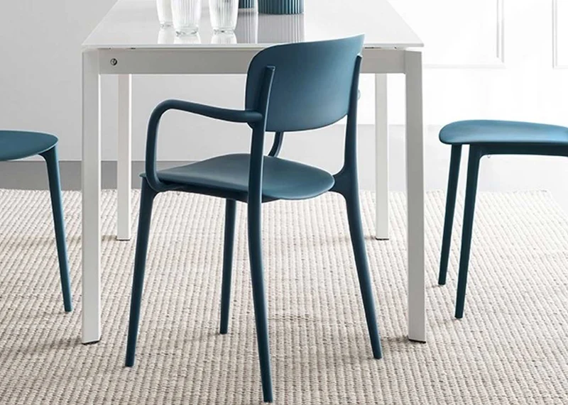 Sedia impilabile con braccioli Liberty - Calligaris