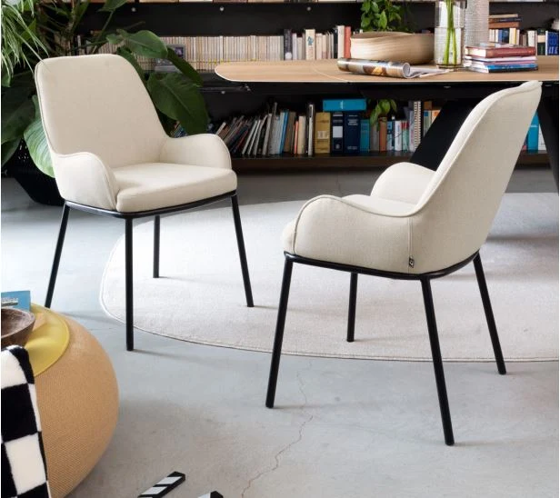 Sedia imbottita con braccioli FLAIR - Connubia