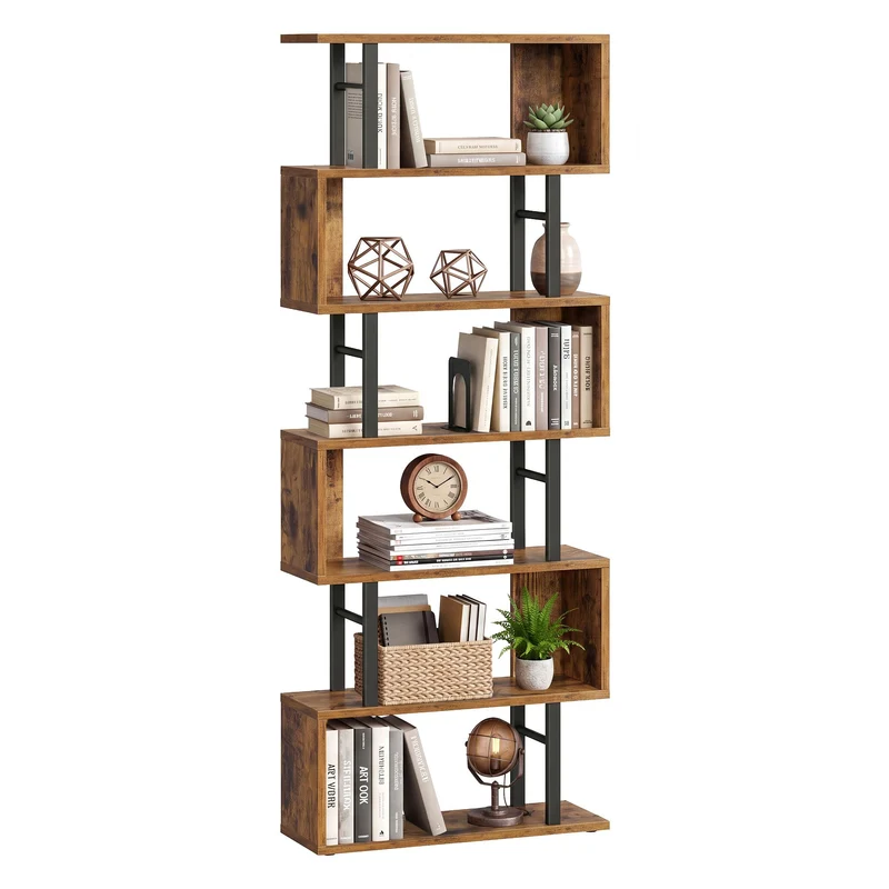 Libreria a forma di S con ripiani in legno e metallo