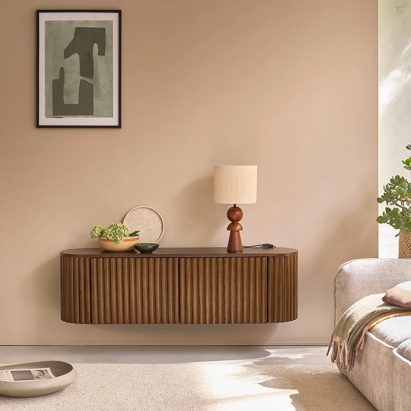 Mobile porta TV sospeso in legno di mindi con finitura in noce da 140 cm