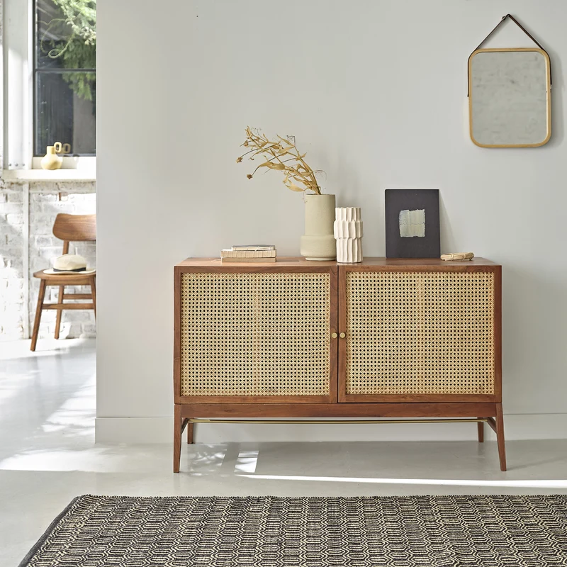 Cassettiera in acacia massello finitura in noce e cannage 120 cm