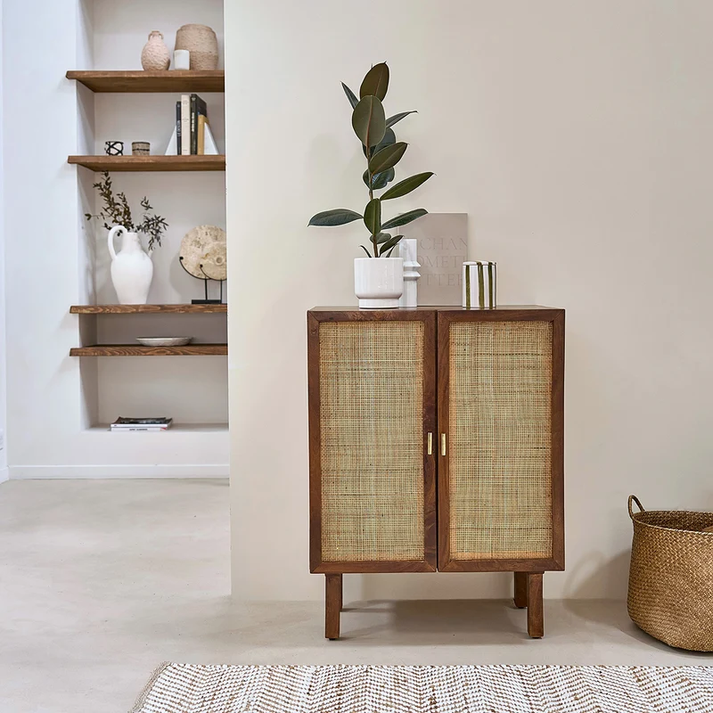 Credenza in mango massello e midollino finitura in noce 68 cm
