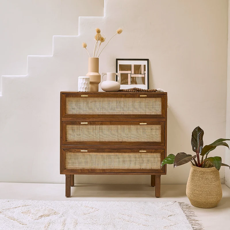 Cassettiera in mango massello e midollino finitura in noce 90 cm
