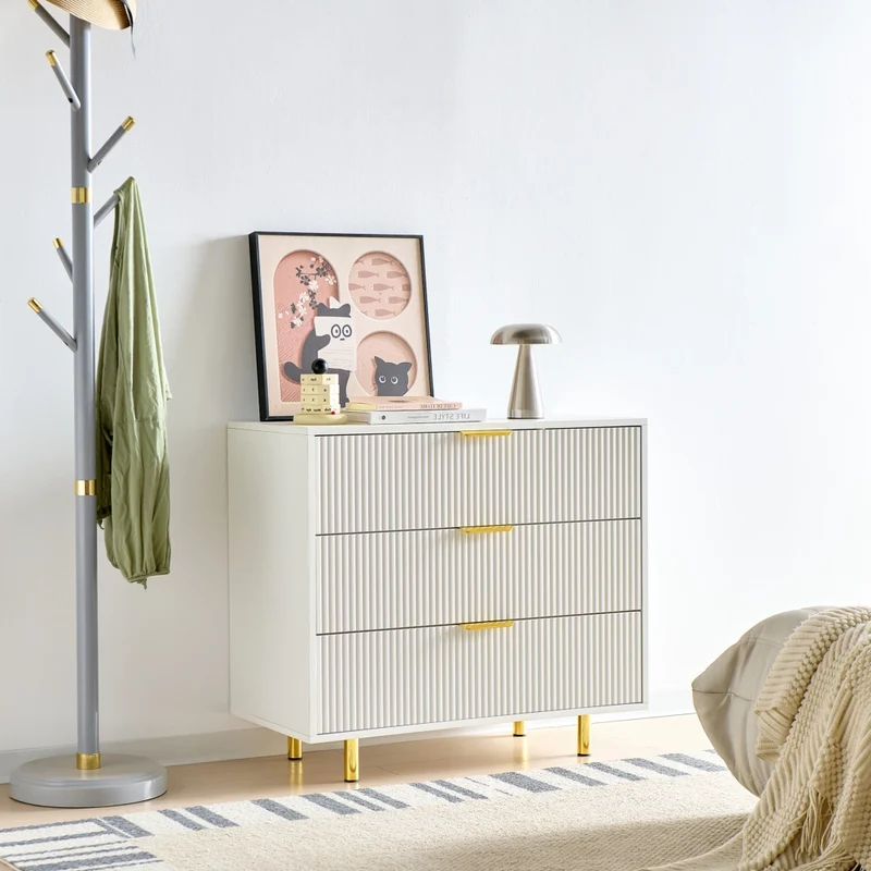 Cassettiera bianca in MDF con 3 cassetti; maniglie e gambe in metallo dorato
