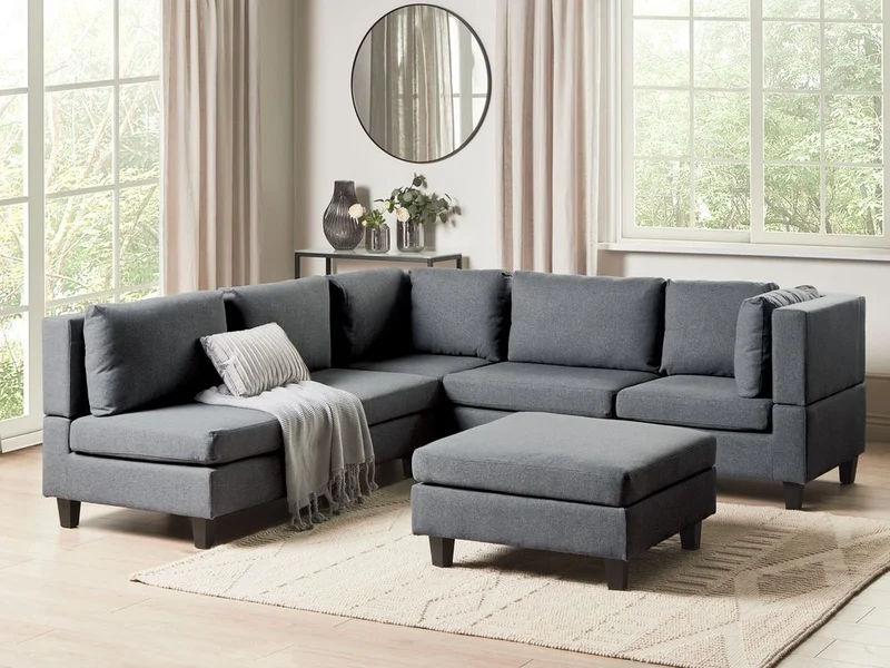 Divano componibile a 5 posti imbottito lato sinistro in tessuto grigio scuro con gambe nere e pouf stile moderno
