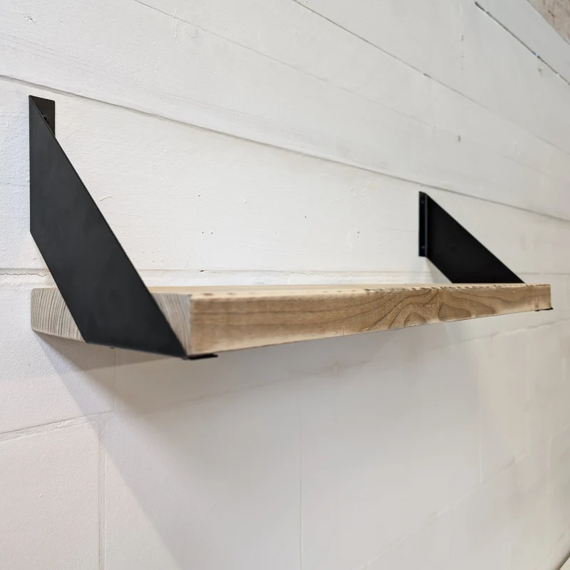 Wandregal aus Gerüstbohle, minimalistisch & schwebend